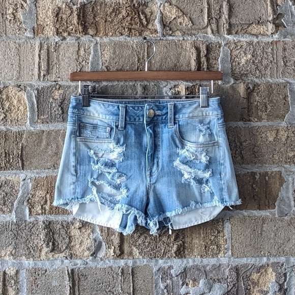 NWOT AEO Light Wash Denim Distressed Hi-Rise Shortie Jean Shorts Size 4 - Picture 1 of 7